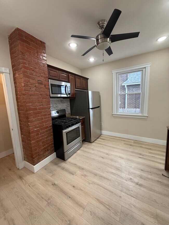 Building Photo - 713 Clairmount Ave