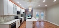 Building Photo - 4-bedroom 3-bathroom home minutes to Downt...