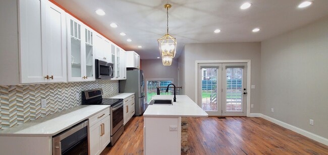 Primary Photo - 4-bedroom 3-bathroom home minutes to Downt...