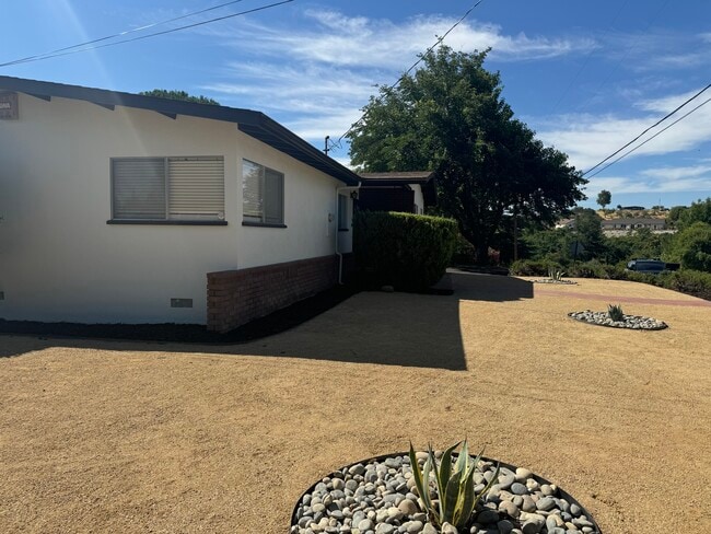 Building Photo - 120 Glencrest Ln