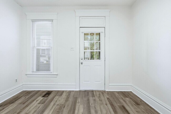 Building Photo - 3-Bed, 2-Bath Home with Large Kitchen & De...