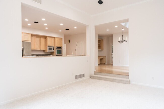 Building Photo - 4bd/3.75ba