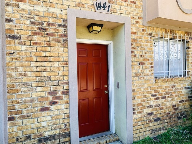 Building Photo - 2 bedroom 2 bath town home in a gated comm...
