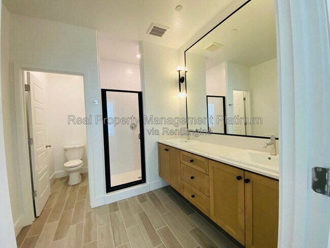 Building Photo - 2752 E Tamarind Dr