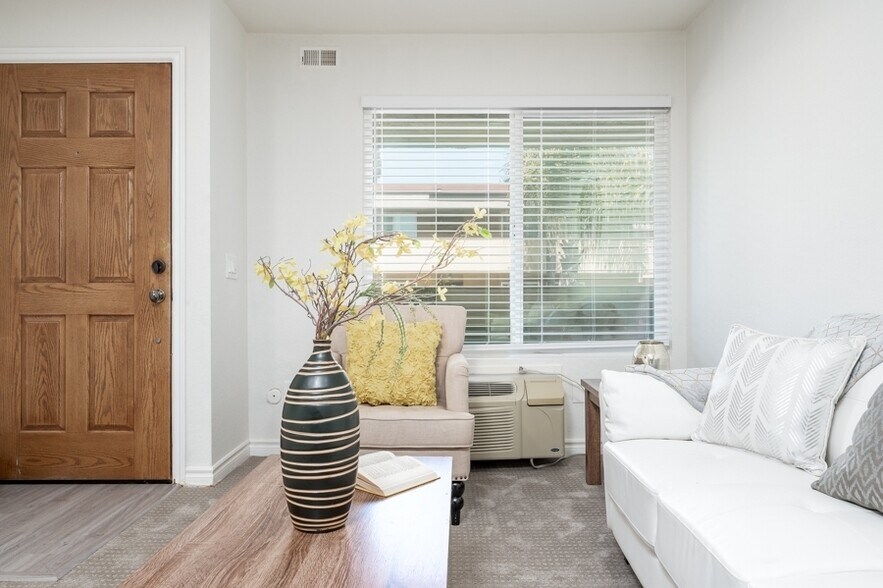 Building Photo - 1681 Bayview Heights Dr