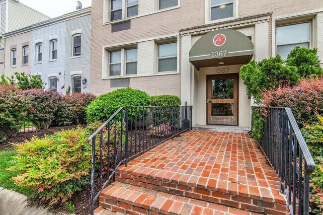 Building Photo - 1367 K St SE