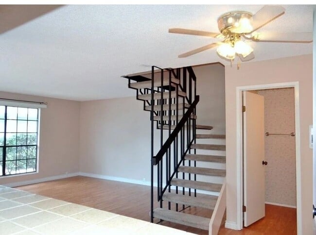 Building Photo - 3 BR Townhouse Located on UCSD Bus Line w/...