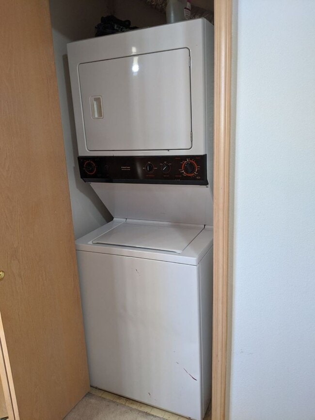 Building Photo - 2 Bedroom 1 Bath Condo in Cordata Area!