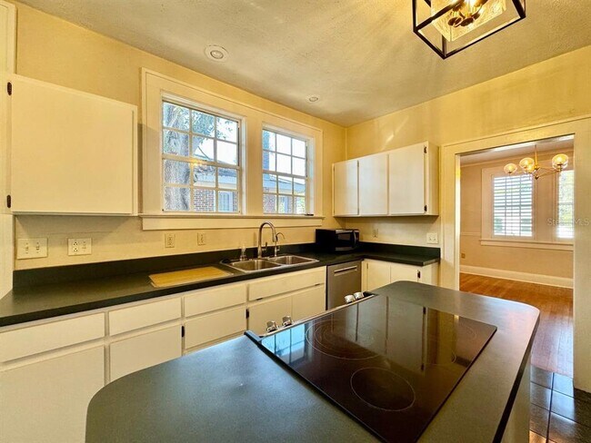 Building Photo - 3112 W Palmira Ave