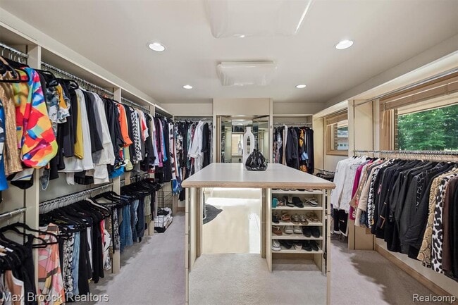 Building Photo - 3333 W Shore Dr