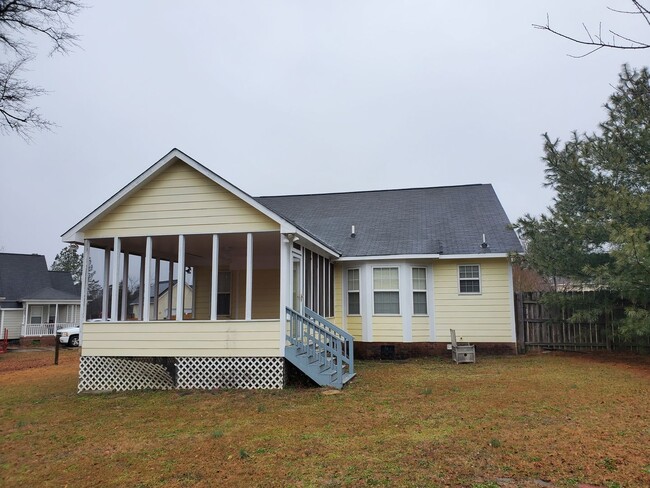 Building Photo - 3 bd/ 2 ba located MINUTES from Fort Bragg...