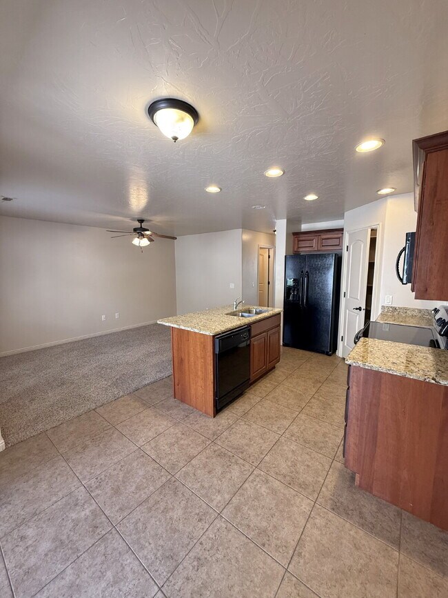 Building Photo - Fossil Hills Townhomes 3 Bed 2.5 Bath