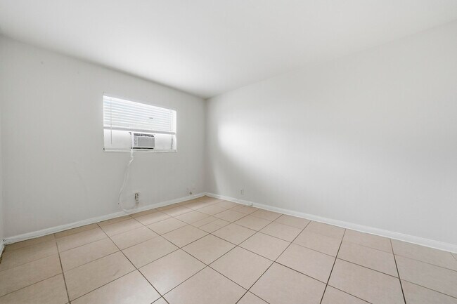 Building Photo - 810 Lake Shore Dr