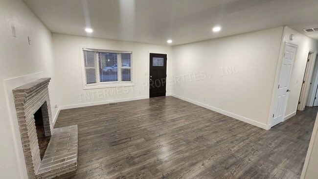 Building Photo - Remodeled 3 bedroom Ranch Style Milwaukie Home With SS Appliances, Fenced Backyard, Washer/Dryer ...