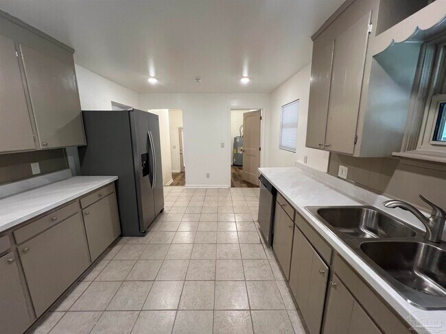 Building Photo - 6791 Vivian Dr