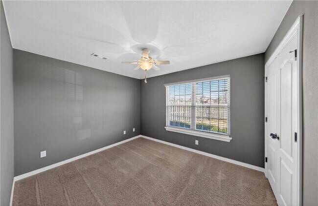 Building Photo - 402 SW Arch St