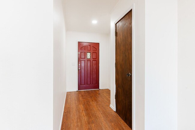 Building Photo - 5013 S Lions Ave