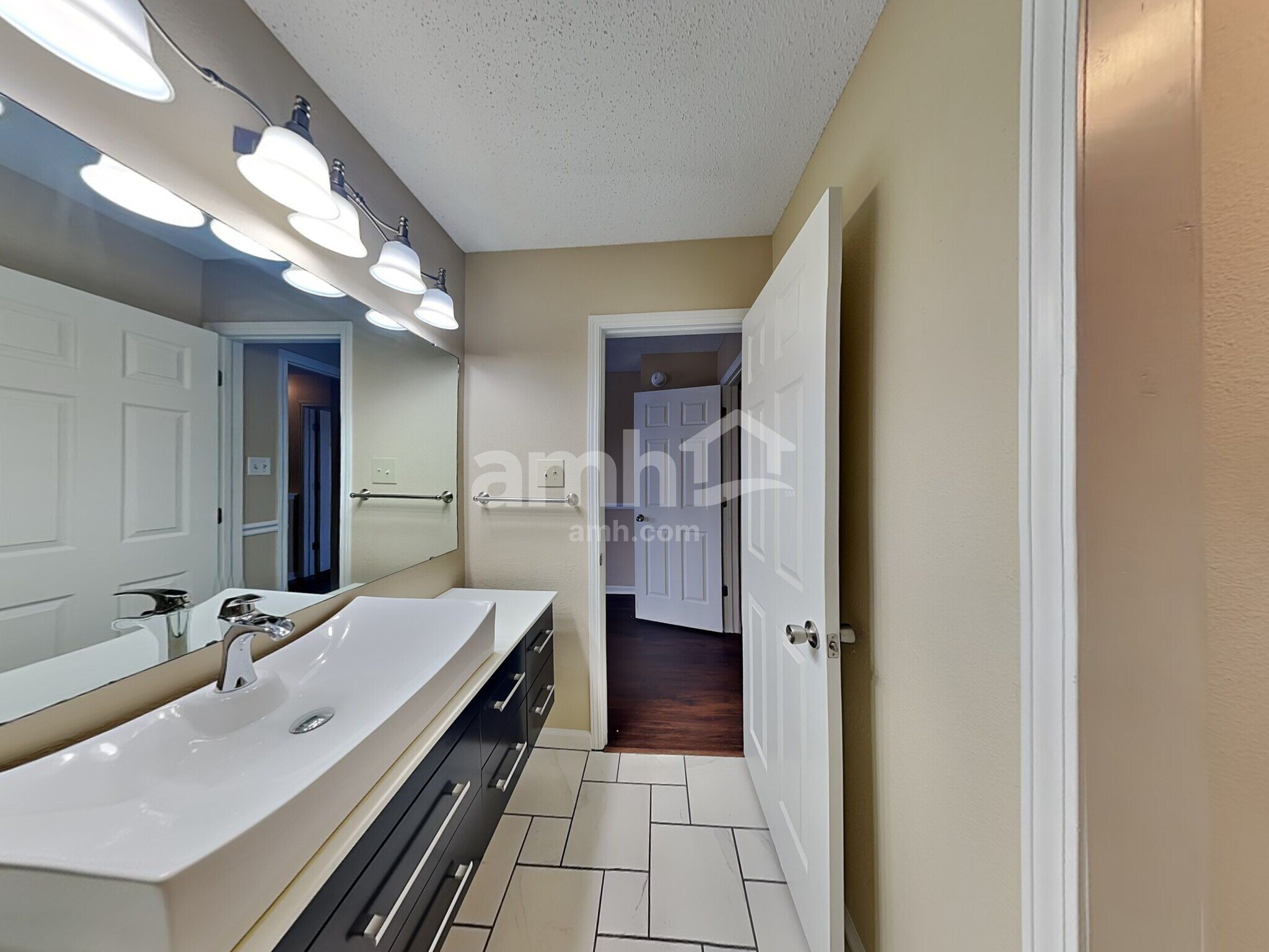 Building Photo - 933 Balto Dr
