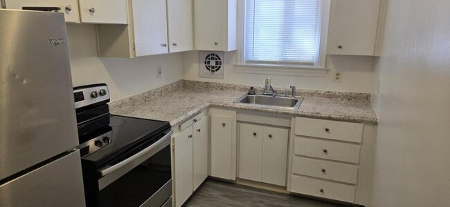 Building Photo - 7010 Town Ln