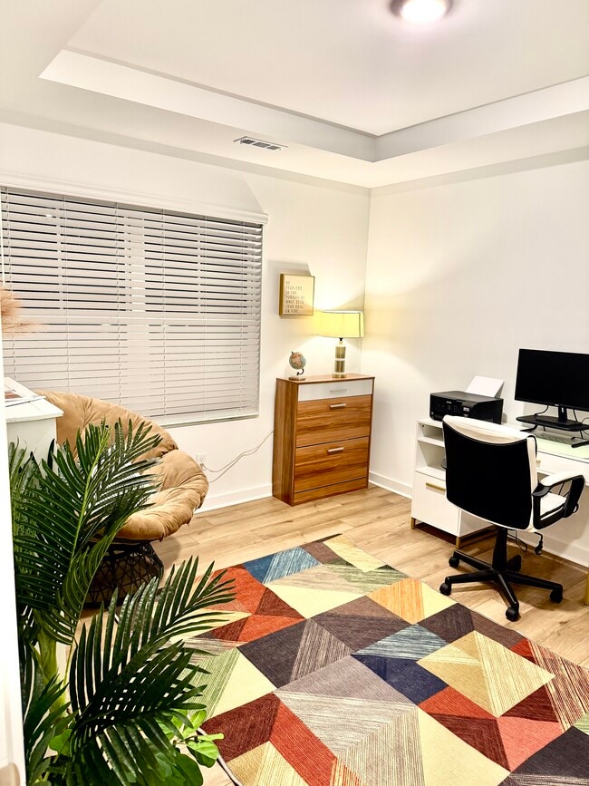 Building Photo - Luxury Townhome