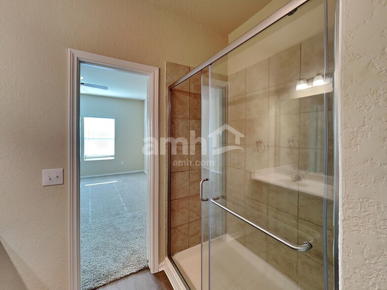 Building Photo - 747 Red Barn Bnd