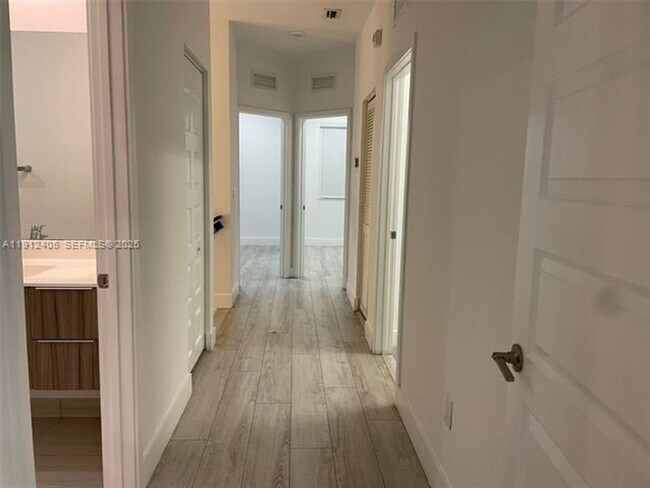 Building Photo - 10440 NW 78th Terrace