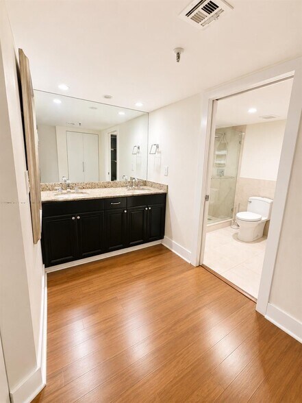 Building Photo - 520 Brickell Key Dr