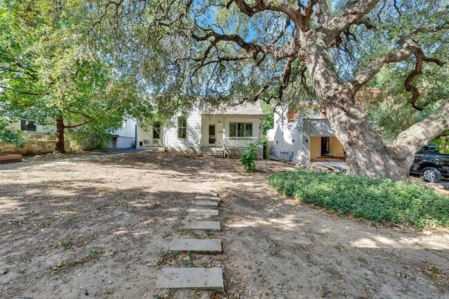 Building Photo - 417 W Johanna St