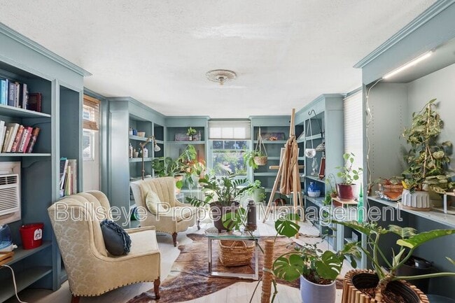 Building Photo - 525 W Lynwood St