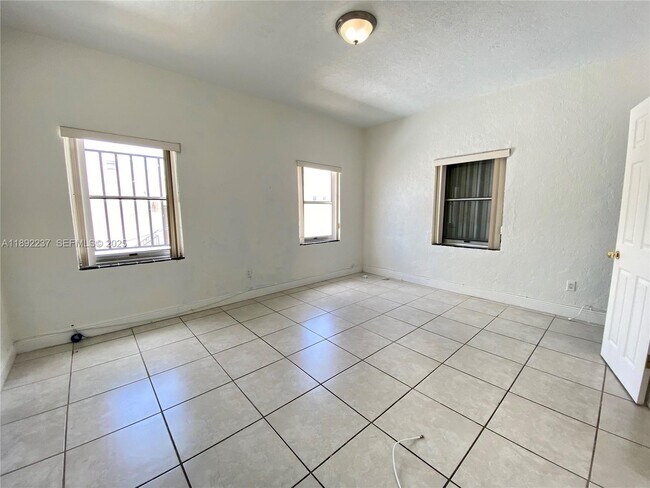 Building Photo - 313 N Krome Ave