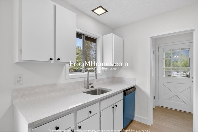 Building Photo - Updated Second-Story Two Bedroom Home In Beaverton!