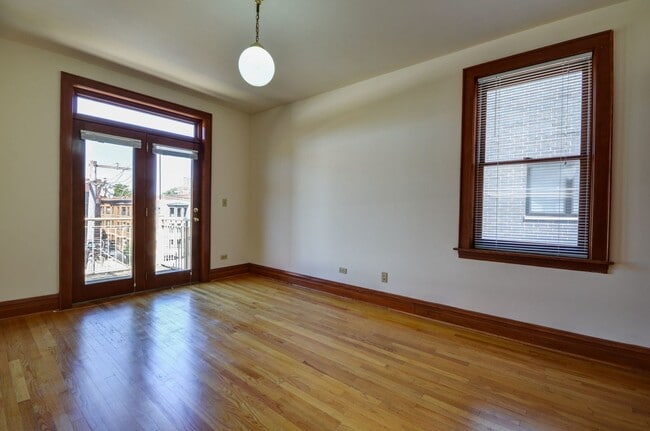 Building Photo - 706 W Wellington Ave