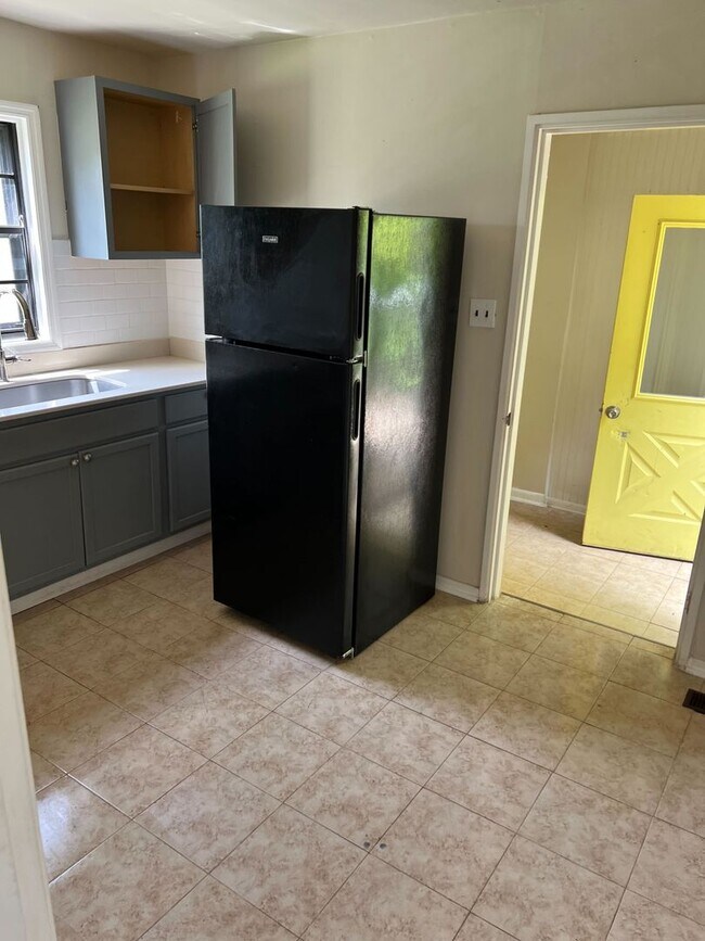 Building Photo - Cozy 2BR/1BA Home with Fireplace & Spacious Living Area