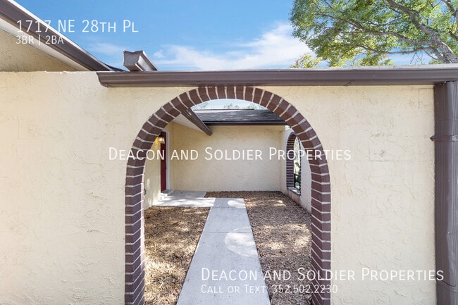 Building Photo - 1717 NE 28th Pl