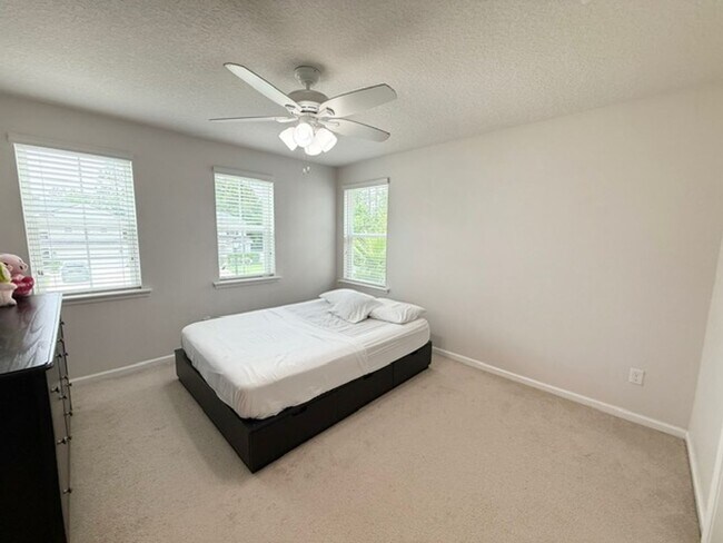 Building Photo - Beautiful home available for rent in the d...