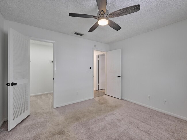 Building Photo - 227 Castlewood Dr