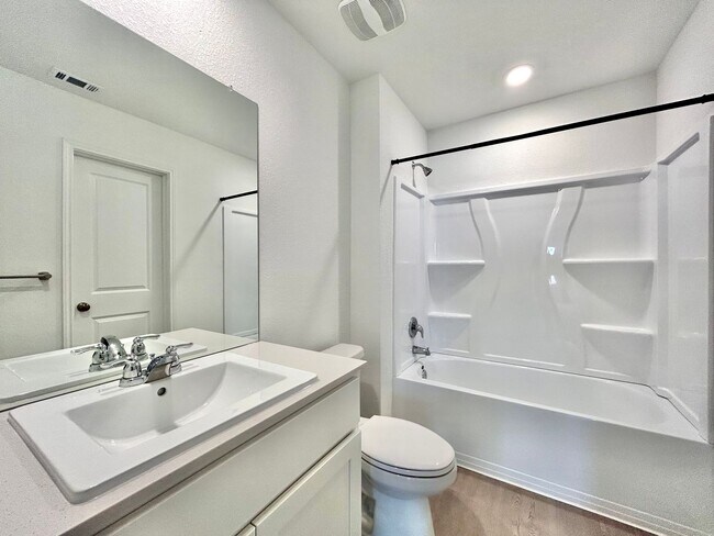 Building Photo - Charming 3/BR 1/BA Home with Spacious Back...