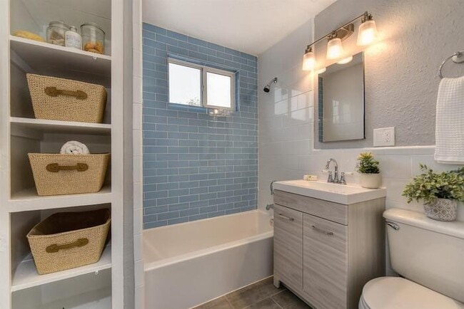 Building Photo - Beautifully Remodeled Duplex - 2 Bed, 1 Bath