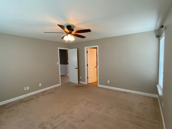 Building Photo - 6750 Woodcrest Dr
