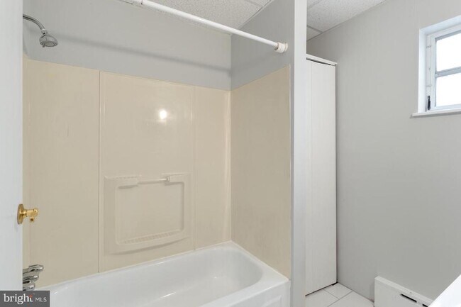 Building Photo - 1528 S 10th St