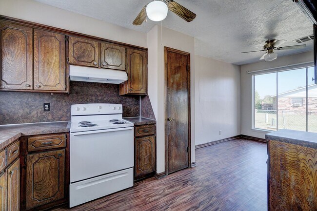 Building Photo - 2 bedroom 2 Bath 2 Car Garage Duplex Avail...