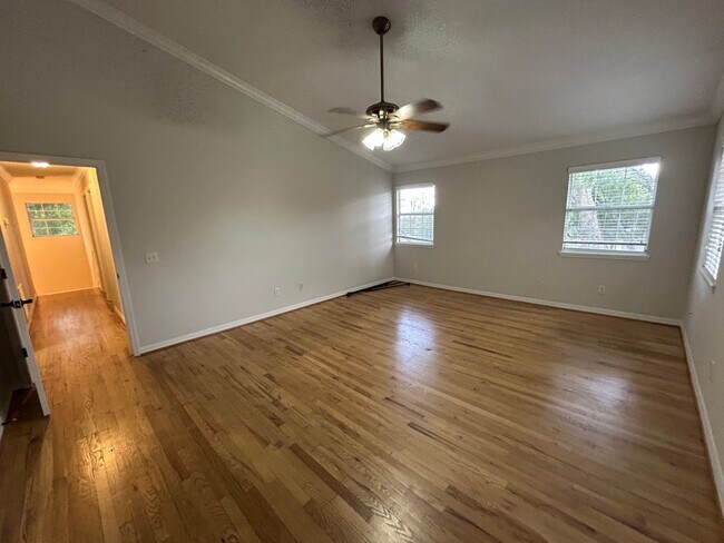 Building Photo - Spacious and Perfectly located 4/2 home in...