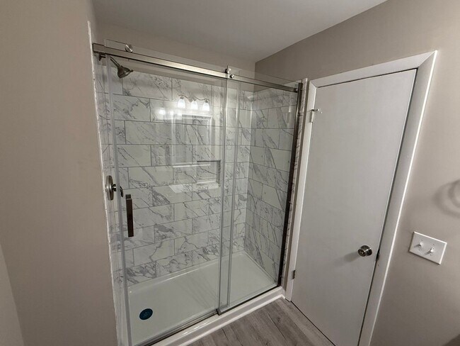 Building Photo - 315 Creekway Ct