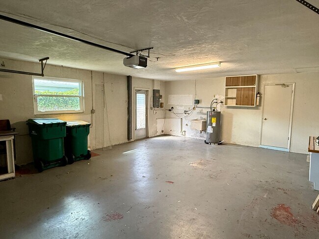 Building Photo - Beautiful Palm Harbor 2/2 Located on Peace...