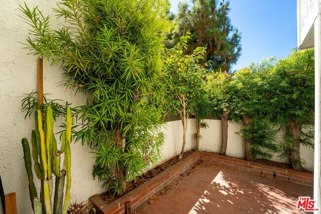 Building Photo - 17087 Palisades Cir