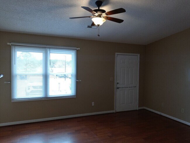 Building Photo - REDUCED - 3 bd/ 2 ba located MINUTES from Fort Bragg! Quiet Neighborhood!