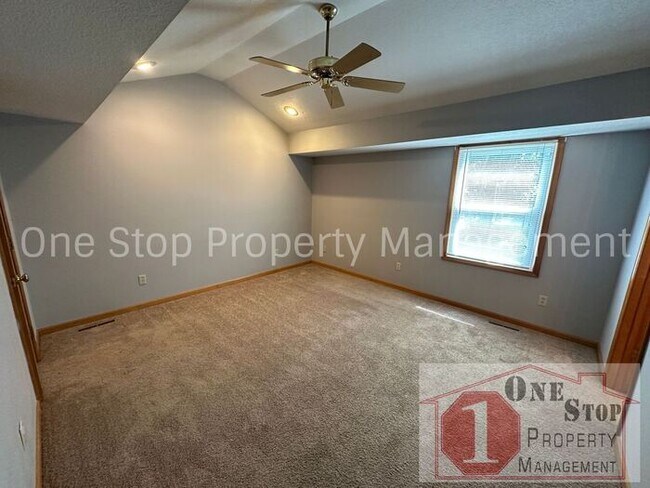 Building Photo - 3 bedroom, 2.5 bathroom home is desirable ...