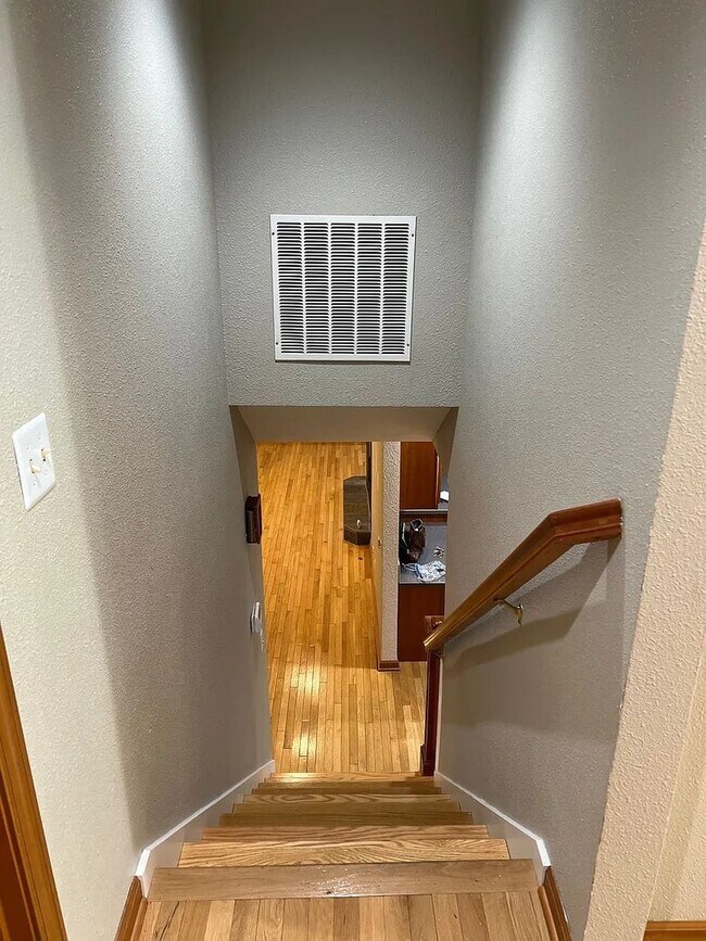 Building Photo - CUSTOM 3BD 2.5BA HARDWOOD FLOORS THROUGHOUT