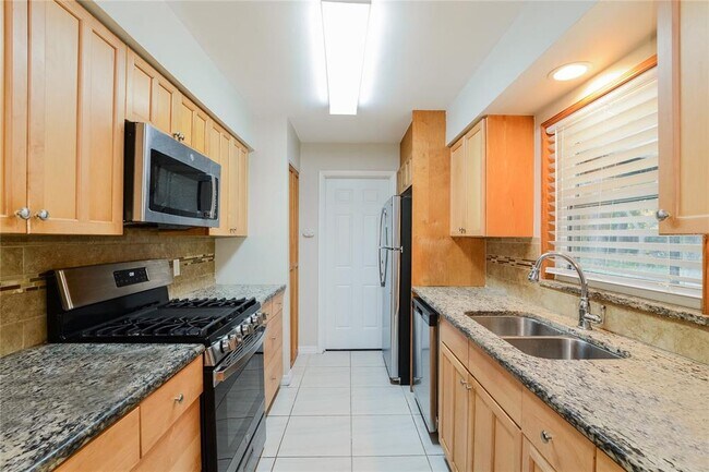 Building Photo - 650 Rosedale Ave
