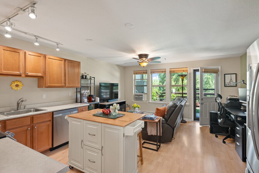 Building Photo - 512 Lakeside Dr